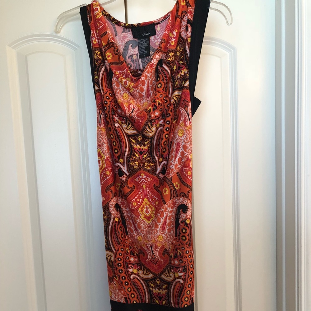 Sleeveless dress with tie
